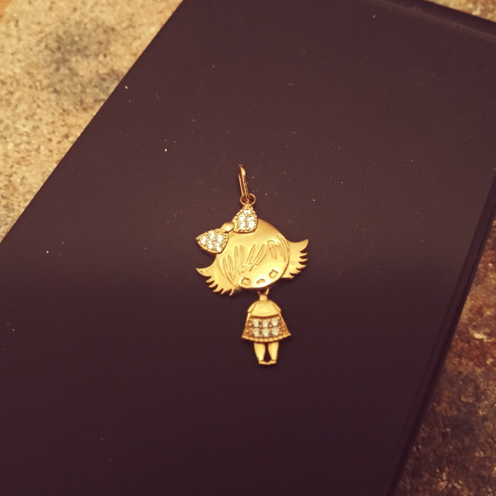 Solid 18k yellow gold "pretty girl" pendant, new
